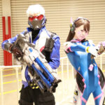 コスプレイヤー・むかみるるか＆MeGaNeN、オーバウォッチの艶感あるスーツのコスプレで登場！銃構え颯爽とポーズで会場を魅了＜東京コミコン2023＞