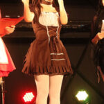 夏未ゆうか、ミニスカニーハイのモノクロメイド服姿で可憐に登場！＜東京コミコン2023＞