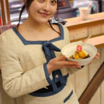 【写真特集】憧夏、わたなべまりえが可愛いすぎるミニスカ秋冬コーデで麻布台ヒルズ・クリスマスマーケットをレポート！