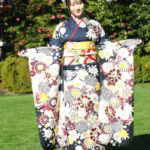 【写真特集】本田望結、オトナの美しさあふれる紺色の晴れ着姿で登場！「来年はお姉さんワールド全開でいきたい」＜2024年オスカー晴れ着撮影会＞