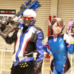 コスプレイヤー・むかみるるか＆MeGaNeN、オーバウォッチの艶感あるスーツのコスプレで登場！銃構え颯爽とポーズで会場を魅了＜東京コミコン2023＞