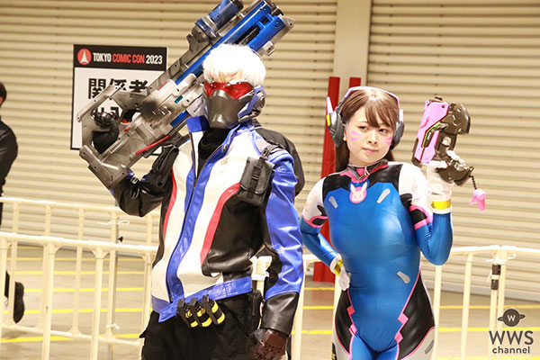 コスプレイヤー・むかみるるか＆MeGaNeN、オーバウォッチの艶感あるスーツのコスプレで登場！銃構え颯爽とポーズで会場を魅了＜東京コミコン2023＞