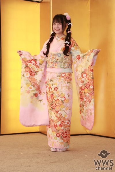 AKB48・佐藤美波、ツインテ×ピンク振袖の可愛さ120点の姿をお披露目！「二十歳も、自分らしく何も変わらず元気に頑張っていきたい」＜AKB48 2024年新成⼈メンバー ⼆⼗歳のつどい記念撮影＞