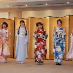 AKB48・⽥⼝愛佳、美しすぎる赤振袖姿で神田明神に登場！「私は『顔可愛い』ので『顔』でトップに立ちたい」＜AKB48 2024年新成⼈メンバー ⼆⼗歳のつどい記念撮影＞