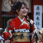 AKB48・⽥⼝愛佳、美しすぎる赤振袖姿で神田明神に登場！「私は『顔可愛い』ので『顔』でトップに立ちたい」＜AKB48 2024年新成⼈メンバー ⼆⼗歳のつどい記念撮影＞