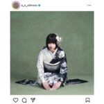 あの、新年迎え不敵な笑み！？モノクロ晴れ着でファンにご挨拶
