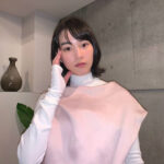 のん、白×スモーキーなピンクワンピを着こなす姿に「本当に綺麗」「大人の魅力が溢れ出ています」