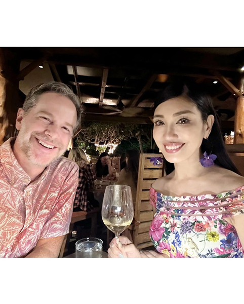 アンミカ、ハワイでの仲睦まじいラブラブショットで夫の誕生日を祝福！