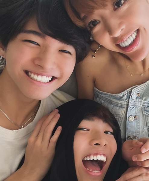 山口達也の元妻･高沢悠子、息子たちとの自撮り近影ショット「久しぶりに家族写真が撮れました」