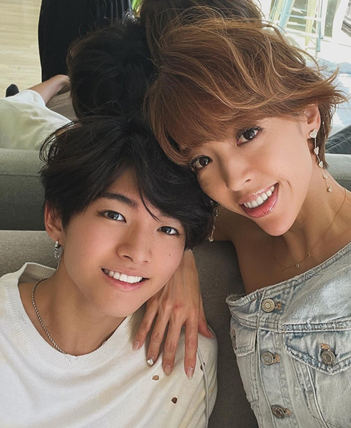 山口達也の元妻･高沢悠子、息子たちとの自撮り近影ショット「久しぶりに家族写真が撮れました」