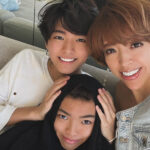 山口達也の元妻･高沢悠子、息子たちとの自撮り近影ショット「久しぶりに家族写真が撮れました」