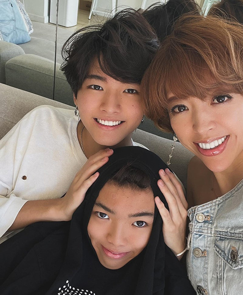 山口達也の元妻･高沢悠子、息子たちとの自撮り近影ショット「久しぶりに家族写真が撮れました」