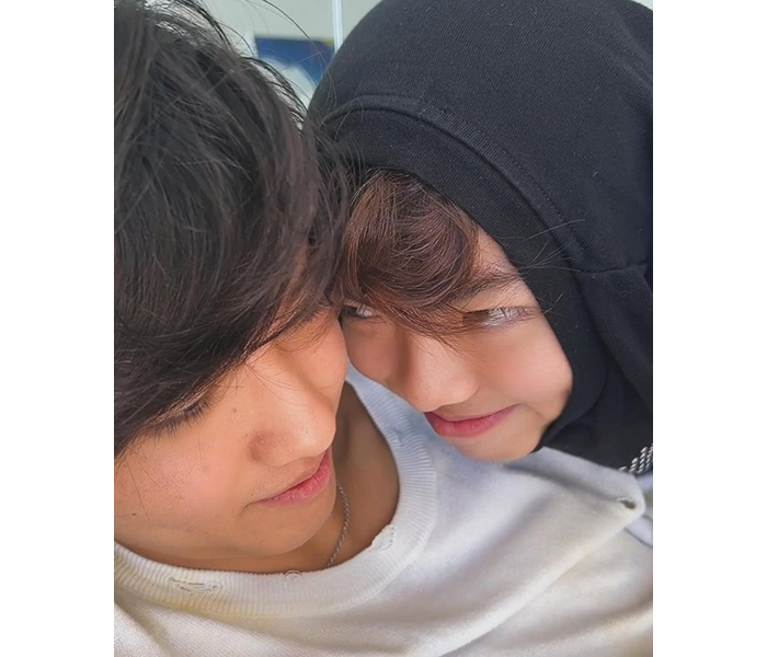 山口達也の元妻･高沢悠子、息子たちとの自撮り近影ショット「久しぶりに家族写真が撮れました」