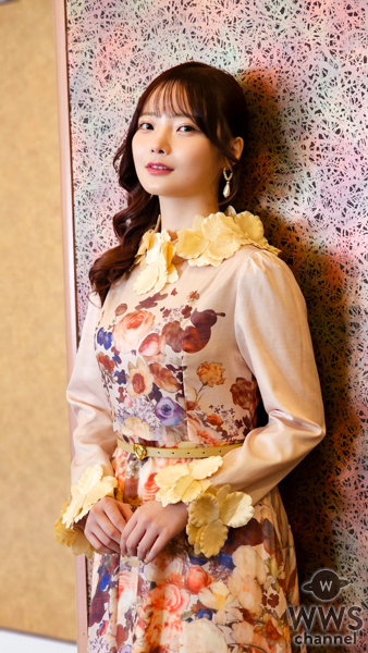 【動画】新谷姫加、立体的な花が可愛らしいワンピースを着て舞台「メイジ・ザ・キャッツアイ」出演への思いを語る！