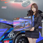【写真特集】ミス東スポ2022・百野綾華、ミニスカ美脚×黒ブーツでトミカブースに登場！＜東京オートサロン2024＞