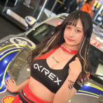 【動画】レースクイーン・白藤めあり、美脚あらわのスリット入りミニスカスタイルで笑顔を振りまく！＜東京オートサロン2024＞