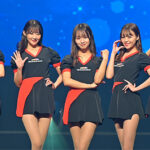 【動画】イメージガール・A-class、かわいすぎるブラック×レッドのミニスカ衣装で来場者を悩殺！＜東京オートサロン2024＞