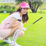【写真特集】あのん、ピンクのミニスカゴルフウェアからスラリと美脚披露＜PLATINUM GOLF＞