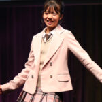 みのり、絶対領域きわだつ韓国制服ミニスカコーデでランウェイをウォーキング！＜COLOR COLLECTION＞