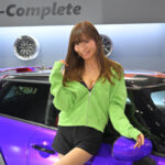 【動画】インフルエンサー・七瀬ちか、 肩出しパーカースタイルで登場！＜東京オートサロン2024＞