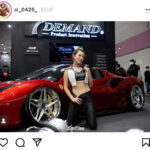 レースクイーン・Ai、美腹筋見せるレザー衣装で登場！「セクシーでかっこいい」の声！