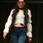 田澤香菜子、魅惑のヘソだしサングラスコーデでランウェイをウォーキング！＜COLOR COLLECTION＞
