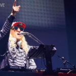 【ライブレポート】 DJ KOO、全世代網羅のパーティーチューン連発で会場沸騰！〈TOKYO AUTO SALON 2024〉