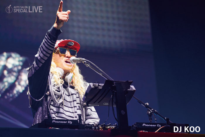 【ライブレポート】 DJ KOO、全世代網羅のパーティーチューン連発で会場沸騰！〈TOKYO AUTO SALON 2024〉
