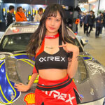 【動画】レースクイーン・白藤めあり、美脚あらわのスリット入りミニスカスタイルで笑顔を振りまく！＜東京オートサロン2024＞