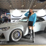 【動画】インフルエンサー・夏美っち、肩出し水色パーカースタイルで登場！＜東京オートサロン2024＞