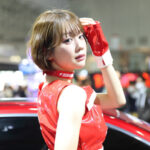 【動画】新唯が赤のセクシーな衣装で今年もSHIBATIRE GIRLS。東京オートサロン2024に登場！