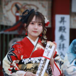 AKB48・⽥⼝愛佳、美しすぎる赤振袖姿で神田明神に登場！「私は『顔可愛い』ので『顔』でトップに立ちたい」＜AKB48 2024年新成⼈メンバー ⼆⼗歳のつどい記念撮影＞