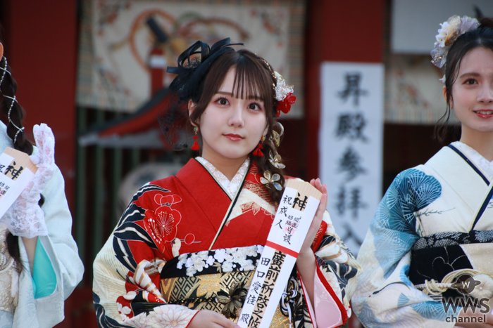 AKB48・⽥⼝愛佳、美しすぎる赤振袖姿で神田明神に登場！「私は『顔可愛い』ので『顔』でトップに立ちたい」＜AKB48 2024年新成⼈メンバー ⼆⼗歳のつどい記念撮影＞