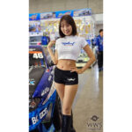 【写真特集】レースクイーン・葵成美、ヘソだしミニ丈衣装でD1 MAXブースに登場＜東京オートサロン2024＞