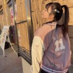 堀江りほ、RIHOジャケットを颯爽と着こなす姿が可愛すぎる！夕日に映える買い物帰り気分のワンショット！