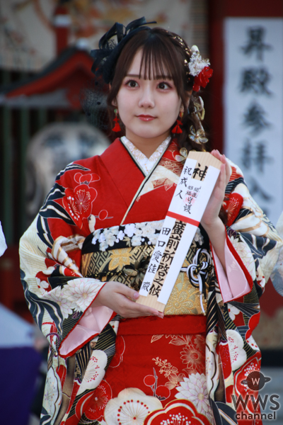 AKB48・⽥⼝愛佳、美しすぎる赤振袖姿で神田明神に登場！「私は『顔可愛い』ので『顔』でトップに立ちたい」＜AKB48 2024年新成⼈メンバー ⼆⼗歳のつどい記念撮影＞
