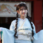 AKB48・千葉恵⾥、パステルブルー振袖×ティアラの美しすぎる姿をお披露目！恒例の世代は『これからトップにたつ世代』！＜AKB48 2024年新成⼈メンバー ⼆⼗歳のつどい記念撮影＞