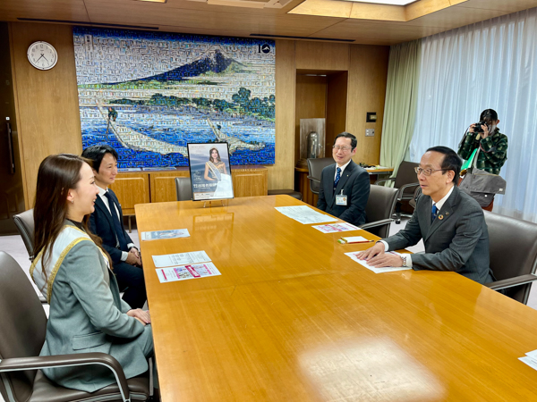 静岡県富士市出身「ミセスSDGsジャパン」グランプリ、朝日紋伽さんが富士市長を表敬訪問！
