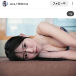 「奇跡の童顔×巨乳」、背徳すぎる寝そべりSHOT投稿！ファンのハート撃ち抜き！