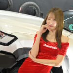 【動画】レースクイーン・長沼まゆ、スラリ美脚が際立つミニ丈レッドドレスで登場！＜東京オートサロン2024＞