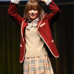 Mamina、ルーズソックス×韓国制服スタイルでランウェイをウォーキング！＜COLOR COLLECTION＞