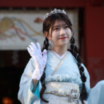 AKB48・千葉恵⾥、パステルブルー振袖×ティアラの美しすぎる姿をお披露目！恒例の世代は『これからトップにたつ世代』！＜AKB48 2024年新成⼈メンバー ⼆⼗歳のつどい記念撮影＞