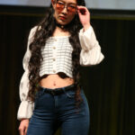 田澤香菜子、魅惑のヘソだしサングラスコーデでランウェイをウォーキング！＜COLOR COLLECTION＞