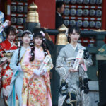 AKB48・千葉恵⾥、パステルブルー振袖×ティアラの美しすぎる姿をお披露目！恒例の世代は『これからトップにたつ世代』！＜AKB48 2024年新成⼈メンバー ⼆⼗歳のつどい記念撮影＞