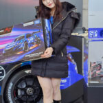 【写真特集】ミス東スポ2022・百野綾華、ミニスカ美脚×黒ブーツでトミカブースに登場！＜東京オートサロン2024＞