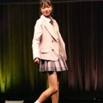 みのり、絶対領域きわだつ韓国制服ミニスカコーデでランウェイをウォーキング！＜COLOR COLLECTION＞