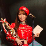 松田蘭、ヘソだしZENT sweetiesユニフォームで「グランプリ」を受賞！涙ながらに「すごく幸せです」＜メディバンネップリ日本レースクイーン大賞2023＞