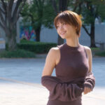 小坂田純奈、美尻・美脚映えるミニ丈ワンピース姿が眩しすぎる！