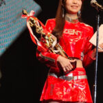 松田蘭、ヘソだしZENT sweetiesユニフォームで「グランプリ」を受賞！涙ながらに「すごく幸せです」＜メディバンネップリ日本レースクイーン大賞2023＞