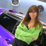 【動画】インフルエンサー・七瀬ちか、 肩出しパーカースタイルで登場！＜東京オートサロン2024＞